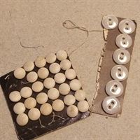 hvide-slåede-knapper-Galleries-Lafayette-plastik- hvide-skinnende-knapper